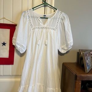 Gorgeous white cotton dress size large. Pretty details on sleeve and hem.
